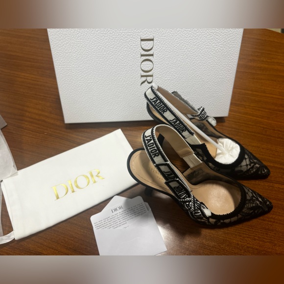 J'ADIOR SLINGBACK PUMP
Transparent Mesh Embroidered with Black Butterfly Motif - Picture 6 of 10